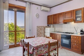 Fridge, oven, stovetop, coffee/tea maker