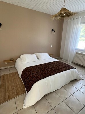 4 bedrooms, desk, iron/ironing board, travel crib