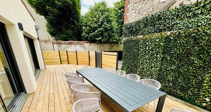 Hypercentre house 100 m from station, spacious, 4 suites, 2 free parking spaces