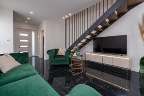TV, fireplace