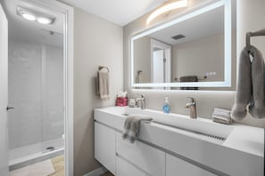 Hair dryer, towels - Relax in style at our cozy Biltmore condo with stunning mountain views (Palm Springs)
