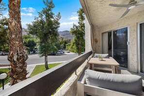Outdoor dining - Relax in style at our cozy Biltmore condo with stunning mountain views (Palm Springs)