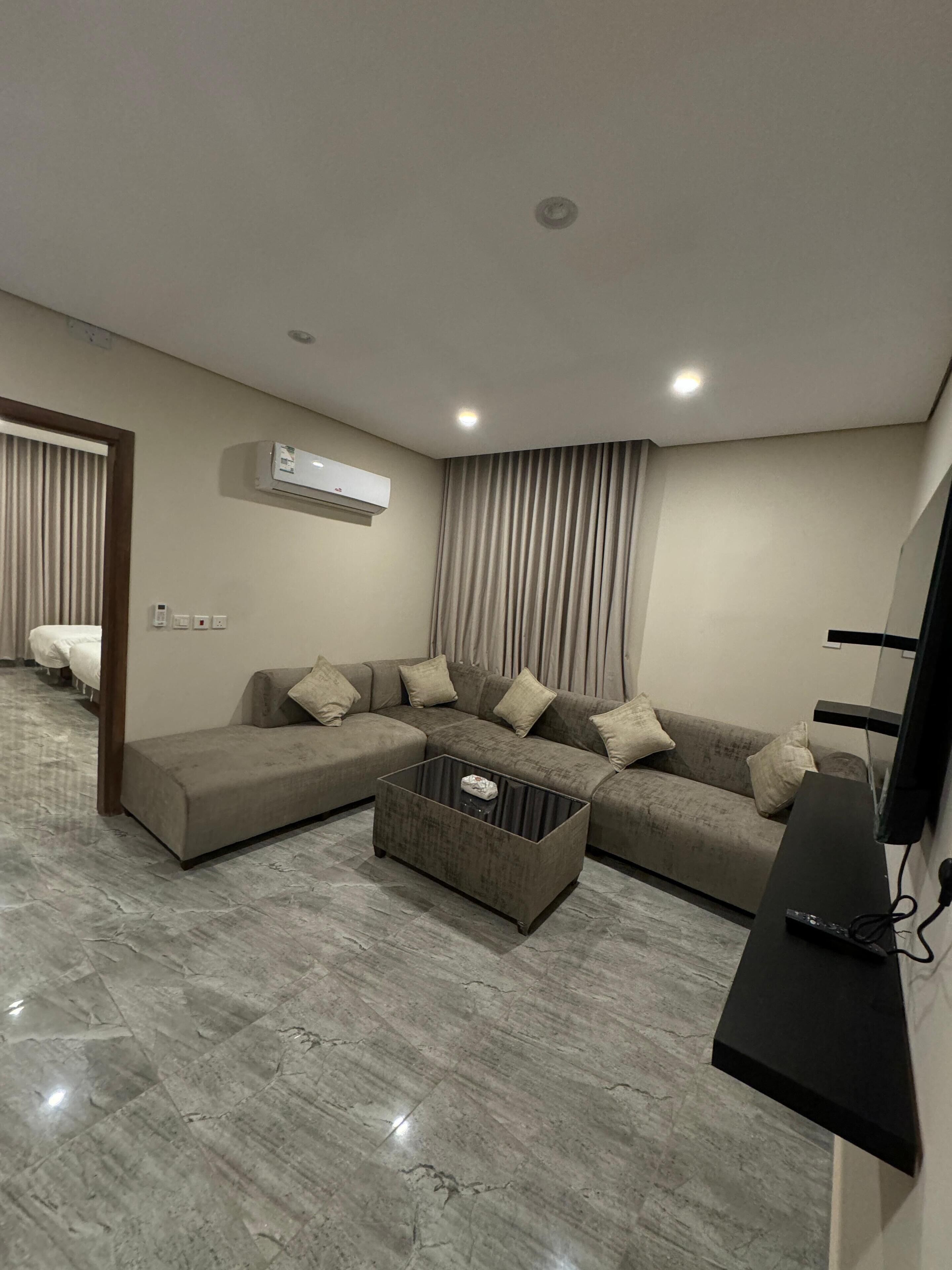 Appartement Luxe, 2 chambres, climatisation | Coin séjour | TV connectée de 50 pouces avec chaînes par satellite