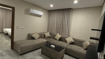 Luxury Apartment, 2 Bedrooms, Penyaman udara | Ruang tamu | 50 inci sebuah televisyen pintar dengan satelit