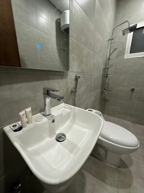 Luxury Apartment, 2 Bedrooms, Air conditioning | Bathroom