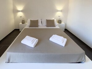 8 chambres, fer et planche à repasser, Wi-Fi, draps fournis