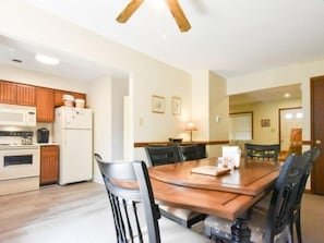 Kühlschrank, Mikrowelle, Herdplatte, Geschirrspüler