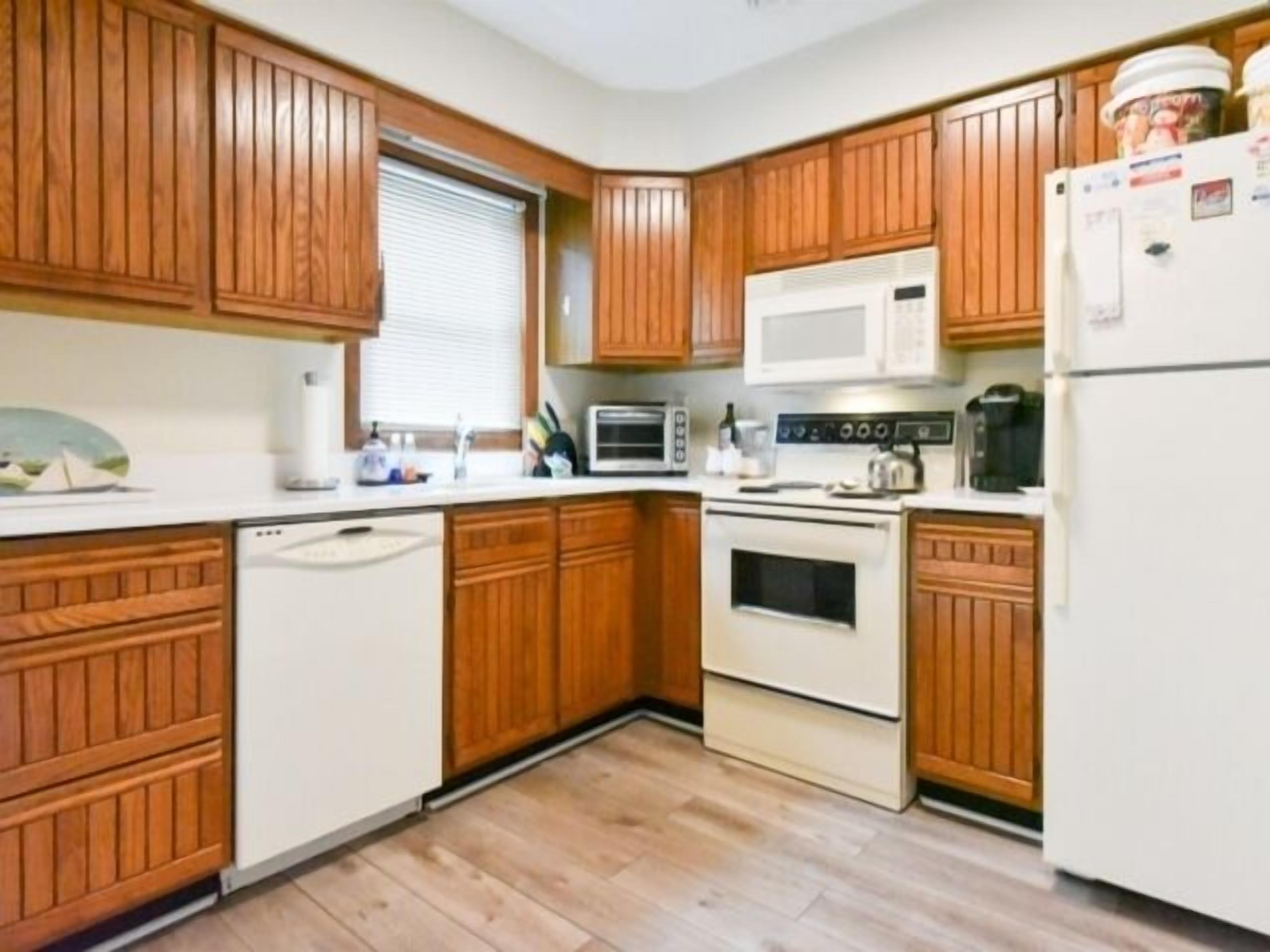 Fridge, microwave, stovetop, dishwasher