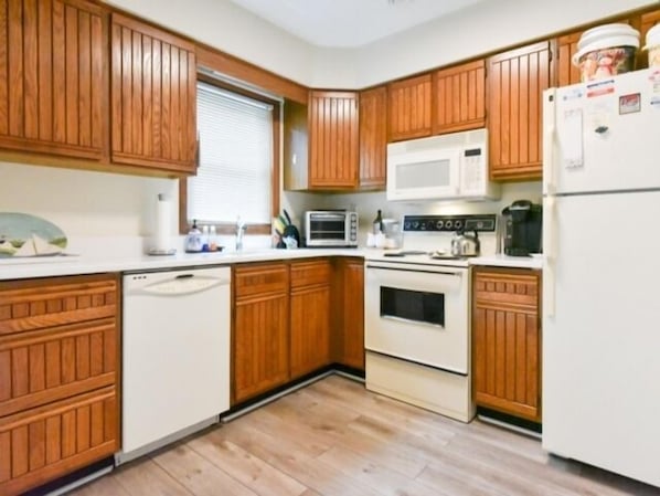 Kühlschrank, Mikrowelle, Herdplatte, Geschirrspüler