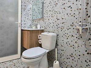 Doppelzimmer, Balkon, Meerblick | Badezimmer