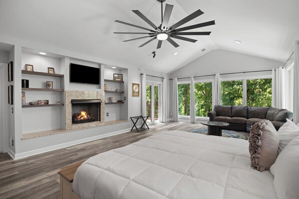 4 slaapkamers, een bureau, een strijkplank/strijkijzer, reisbedje