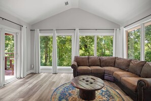 Een smart-tv, een open haard, een muziekbibliotheek en een stereo