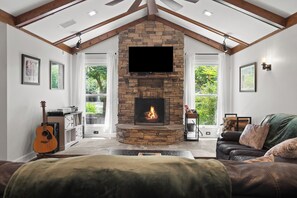 Een smart-tv, een open haard, een muziekbibliotheek en een stereo