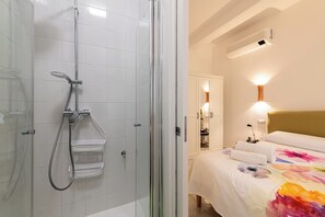 Douche, sĂšche-cheveux, bidet, serviettes fournies