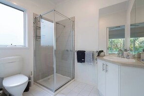 Hair dryer, towels - Moonah Retreat Coastal Serenity near Hot Springs (Sorrento)