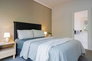 3 bedrooms, iron/ironing board, WiFi, bed sheets - Moonah Retreat Coastal Serenity near Hot Springs (Sorrento)