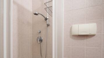 Dusche, Haartrockner, Bidet, HandtĂŒcher