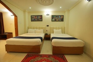 Deluxe-Dreibettzimmer, Balkon, Meerblick | 1 Schlafzimmer, Zimmersafe, Schreibtisch, laptopgeeigneter Arbeitsplatz