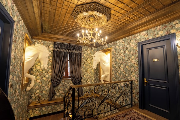 Castle Boutique Hotel - Tirana