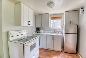 Kjøleskap, mikrobølgeovn, ovn og kokeplater