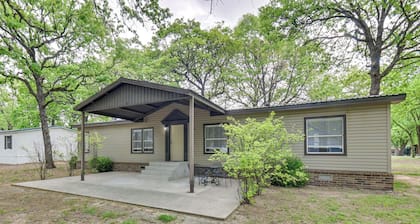 5 Blocks to Beach Access: Sanders Island Getaway!