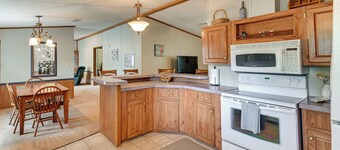 5 Blocks to Beach Access: Sanders Island Getaway!