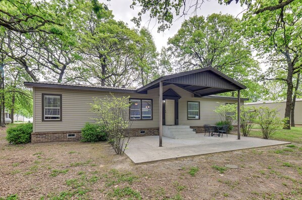 A single-story building with a covered patio area, a small brick foundation, and a window with a vent. - 5 Blocks to Beach Access: Sanders Island Getaway! (Kingston)