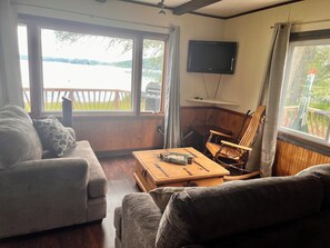 Smart TV - The Eagles Nest A Charming 3-bedroom cabin on Lake Canadarago with WiFi and AC (Richfield Springs)