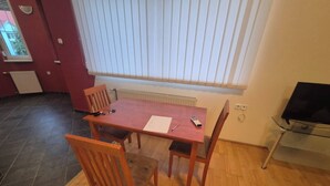 Apartamento, 2 habitaciones, fumadores, balcón | Comedor