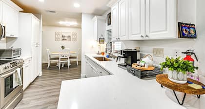 1 Mi to Dtwn Bonita Springs: Home w/ Lush Yard!