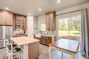 Una cocina moderna con armarios de madera, electrodomésticos de acero inoxidable y un ventanal con vistas al exterior.