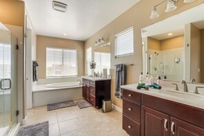 Interior - Family Home w/ Patio & Fenced Yard in Brentwood (Brentwood)