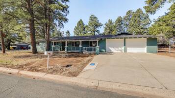 House (5 Bedrooms) | Interior