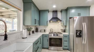 House (5 Bedrooms) | Interior