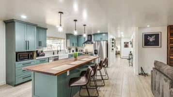 House (5 Bedrooms) | Interior