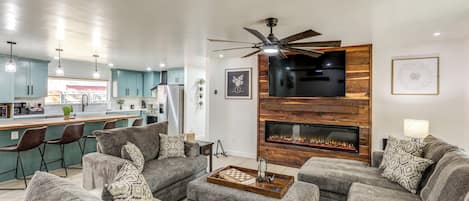 Casa (5 Bedrooms) | Zona de estar | Una televisión, una chimenea, libros