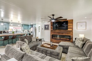 House (5 Bedrooms) | Living area | TV, fireplace, books