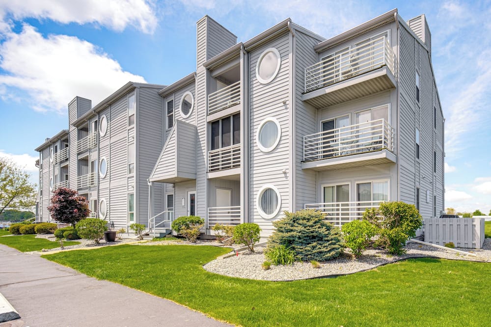1 Mi to Ferry: Port Clinton Condo w/ Beach View! - Lakeside, OH