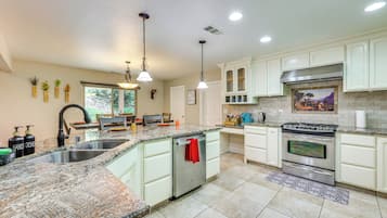 House (4 Bedrooms) | Interior