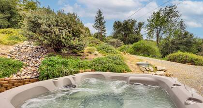 Luxury Yosemite Escape w/ Hot Tub & Game Zone!