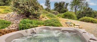 Luxury Yosemite Escape w/ Hot Tub & Game Zone!