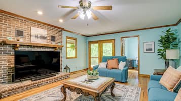 House (3 Bedrooms) | Living area | TV, books