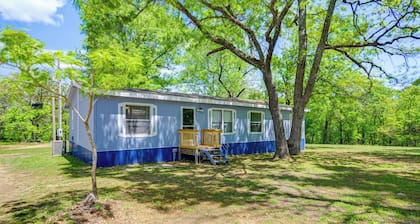 4 Mi to Bennett Spring SP: Dog-friendly Home!