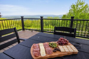 Outdoor dining - Unreal Mountain Views w/ Hot tub Near Charming Jim Thorpe & Blue Mountain Skiing (Jim Thorpe)