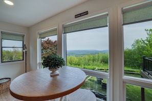 Dining - Unreal Mountain Views w/ Hot tub Near Charming Jim Thorpe & Blue Mountain Skiing (Jim Thorpe)
