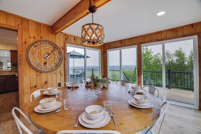 STUNNING MOUNTAIN VIEWS, Privacy In Nature, Hot Tub, Minutes To Jim Thorpe!