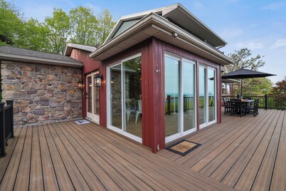 Unreal Mountain Views w/ Hot tub Near Charming Jim Thorpe & Blue Mountain Skiing