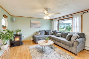 House (3 Bedrooms) | Living area