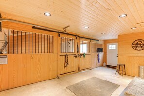 Apartment (0 Bedroom) | Interior - Boutique-style Barn Stay 4 Mi to Franklin Main St (Franklin)