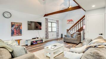 House (3 Bedrooms) | Living area | TV, video game console, iPod dock, books